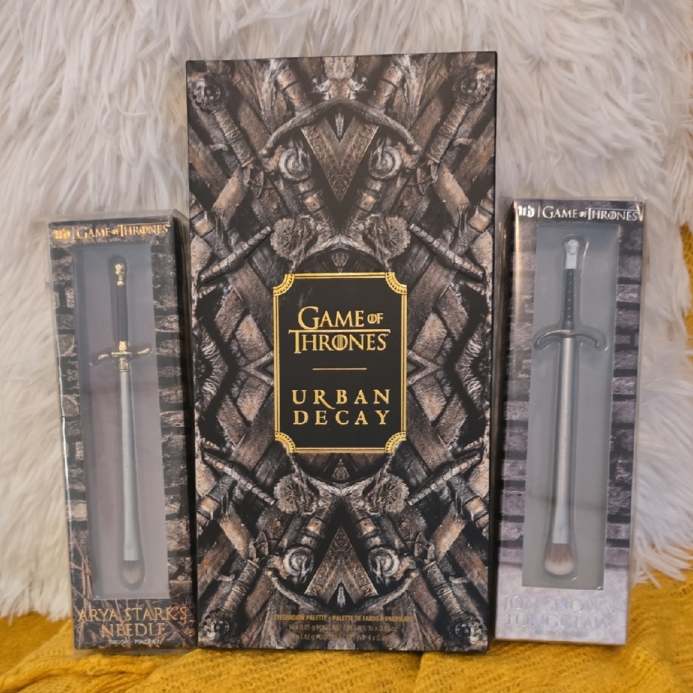 Urban Decay Game Of Thrones Eyeshadow and Brush Makeup Set New